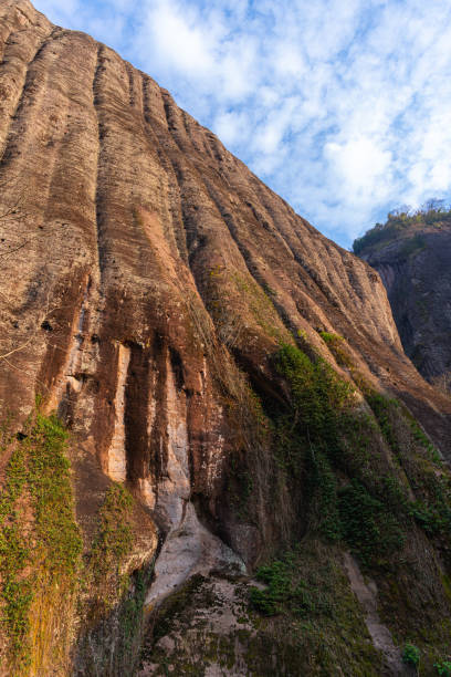 istock Close up on Rock formations lining the nine bend river or Jiuxi in Wuyishan 1643818018