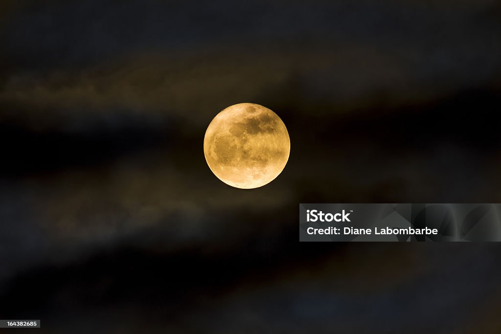 Super Księżyc widziane przez chmury - Zbiór zdjęć royalty-free (Astronomia)