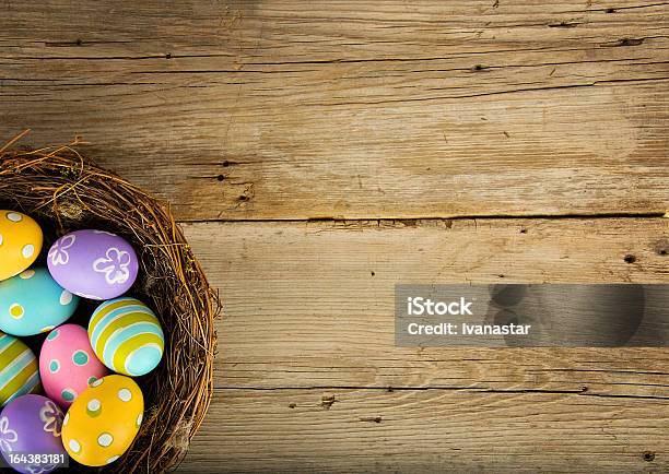 Sfondo Di Pasqua Con Uova Nel Nido - Fotografie stock e altre immagini di Pasqua - Pasqua, Sfondi, Uovo di Pasqua
