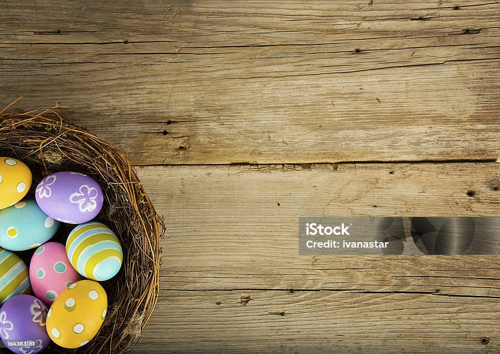 Fundo com ovos de Páscoa no ninho de pássaros - Foto de stock de Plano de Fundo royalty-free