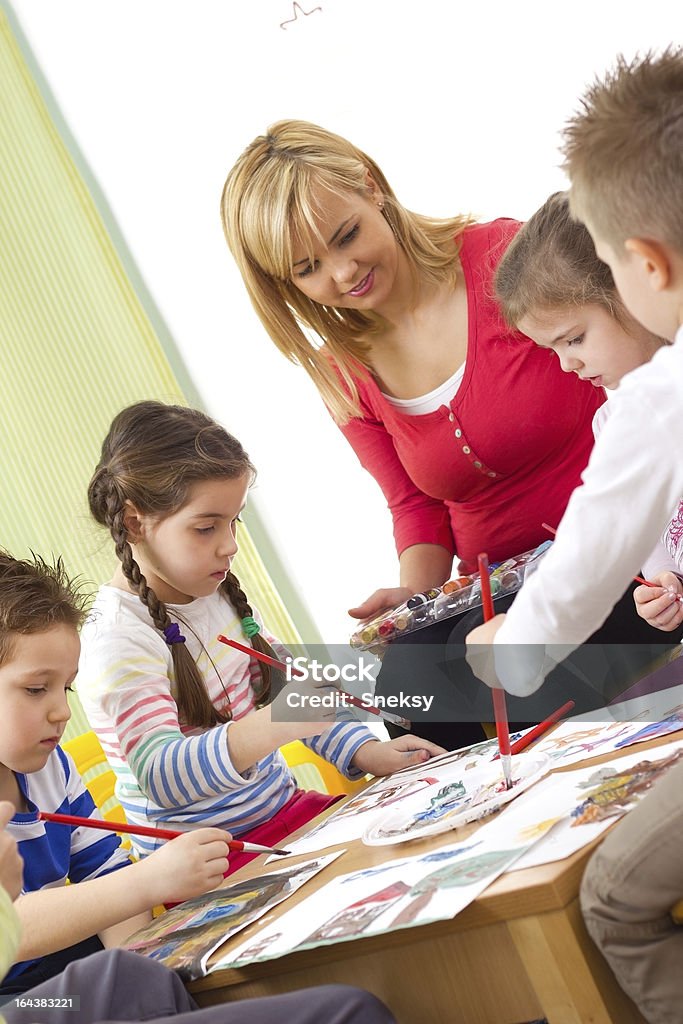 Gruppo di bambini pittura - Foto stock royalty-free di Adulto