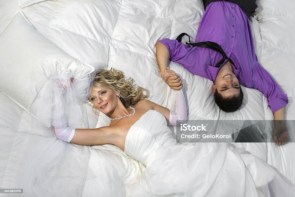 若いカップルはベッドで休息 - マットレスのロイヤリティフリーストックフォト