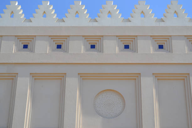 el muro de la mezquita bir ali en medina con cielo azul - medinah temple fotografías e imágenes de stock