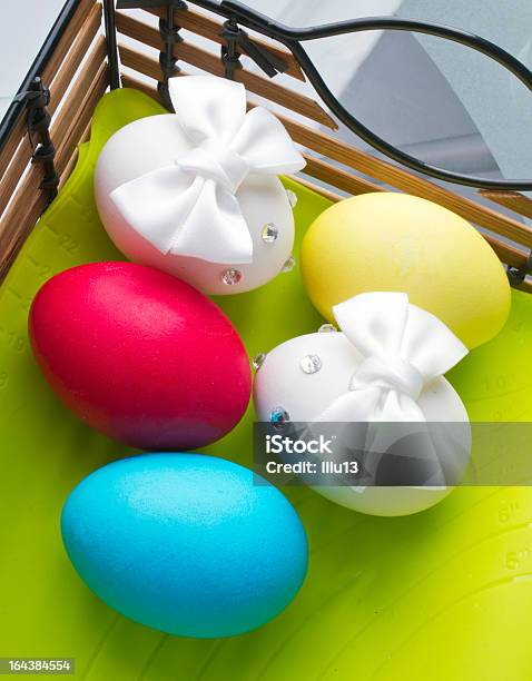 Ovos De Páscoa Na Caixa - Fotografias de stock e mais imagens de Amarelo - Amarelo, Artificial, Azul