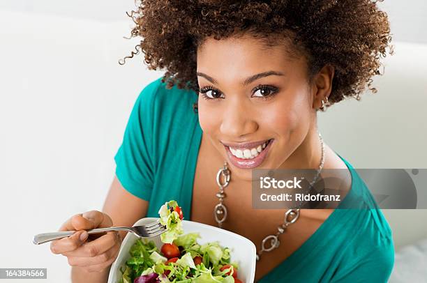 アフリカ系アメリカ人の女性のサラダを食べ - 16歳から17歳のストックフォトや画像を多数ご用意 - 16歳から17歳, 18歳から19歳, 1人