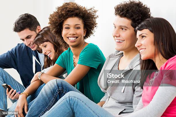 Feliz Sorridente Grupo De Amigos - Fotografias de stock e mais imagens de Adolescente - Adolescente, Etnia, Fila - Arranjo