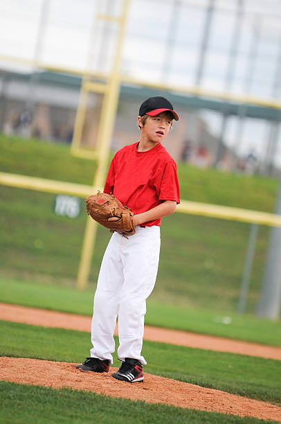 little league player 빨간색 루킹. - baseball pitcher small sports league 뉴스 사진 이미지