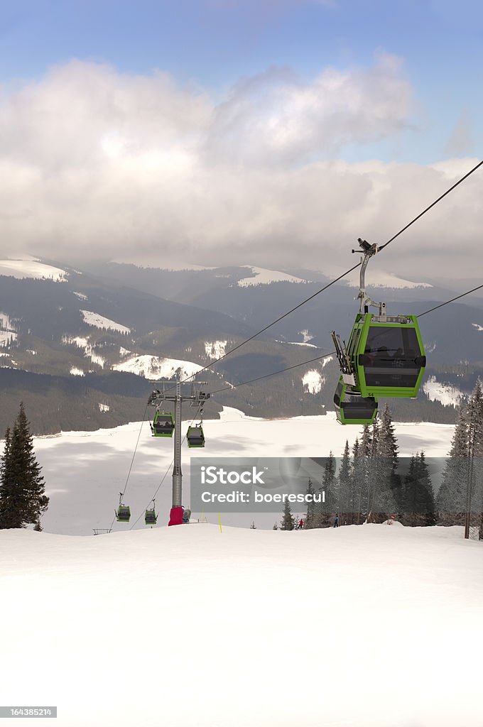 Complejo turístico de esquí en Rumania - Foto de stock de Actividades recreativas libre de derechos