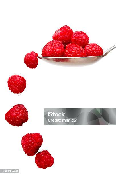 Photo libre de droit de Framboises Sur Une Cuillère Isolé Sur Fond Blanc banque d'images et plus d'images libres de droit de Aliment - Aliment, Blanc, Cuillère