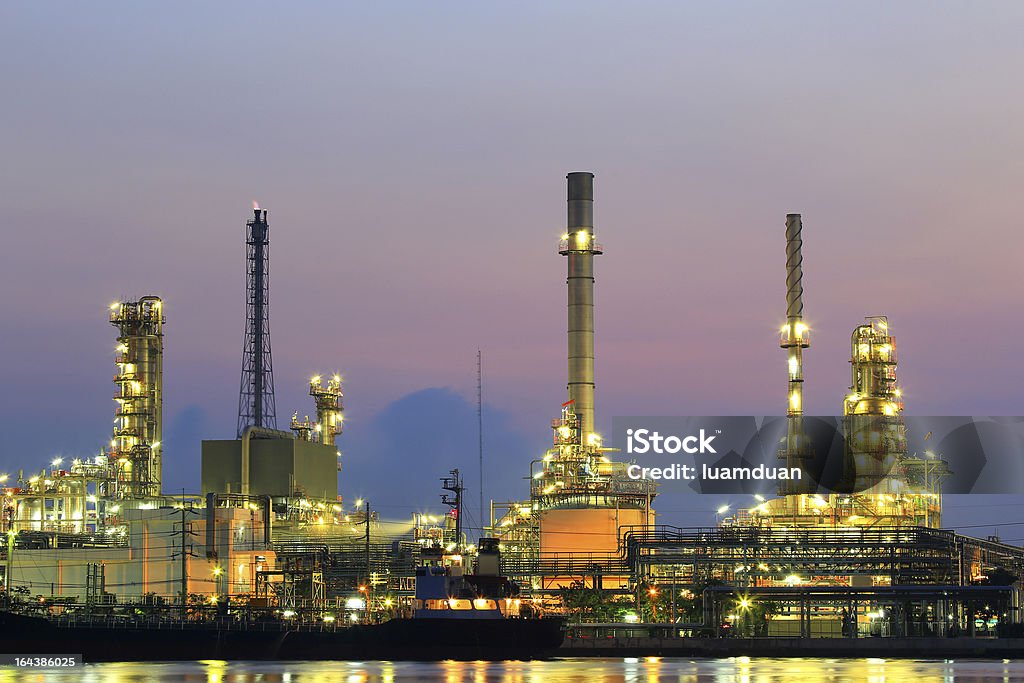 Нефтеперерабатывающий завод в сумерках - Стоковые фото Machinery роялти-фри