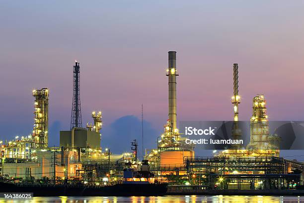 Нефтеперерабатывающий Завод В Сумерках — стоковые фотографии и другие картинки Machinery - Machinery, Башня, Без людей