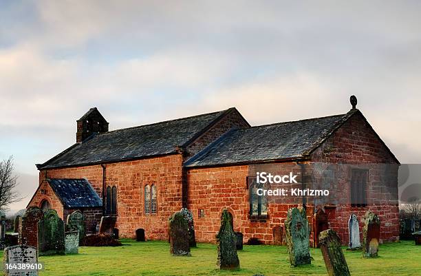 Vista Da Igreja Addingham Cumbria - Fotografias de stock e mais imagens de Alpendre - Alpendre, Arco lanceolado, Arenito