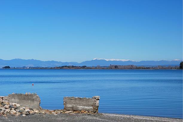 crumbling 벽, tapu 베이에서의, 태즈먼, nz - saltwater flats coastal feature landscape national park 뉴스 사진 이미지