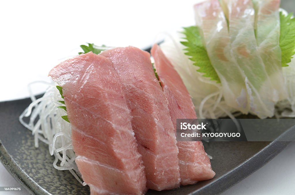 Fette di pesce crudo chiamato Sashimi - Foto stock royalty-free di Composizione orizzontale