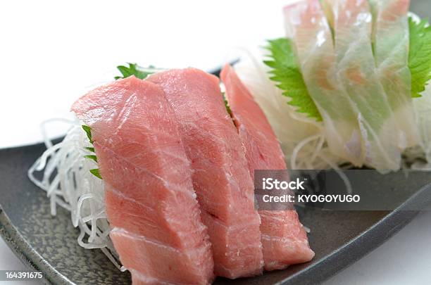 Fette Di Pesce Crudo Chiamato Sashimi - Fotografie stock e altre immagini di Composizione orizzontale - Composizione orizzontale, Crudo, Cucina giapponese