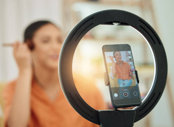 Woman, influencer and makeup with smartphone, live streaming and recording for social media, skincare and beauty skills. Content creator, technology and cellphone with network, cosmetic tips and home mujer, influencer y maquillaje con teléfono inteligente, transmisión en vivo y grabación para redes sociales, cuidado de la piel y habilidades de belleza. creador de contenido, tecnología y teléfono celular con red, consejos cosméticos y hogar