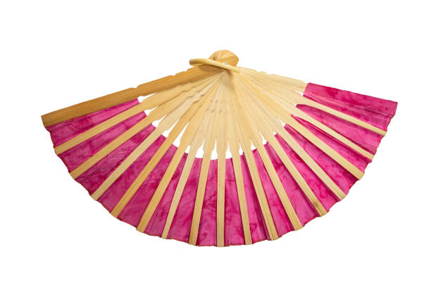 бамбуковый складной веер с розовой тканью, открытый и изолированный на белом - махать моделью стоковые фото и изображения