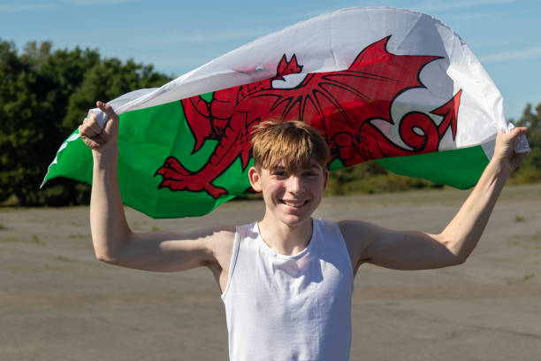 adolescente ondeando la bandera galesa - welsh flag flag welsh culture all european flags fotografías e imágenes de stock