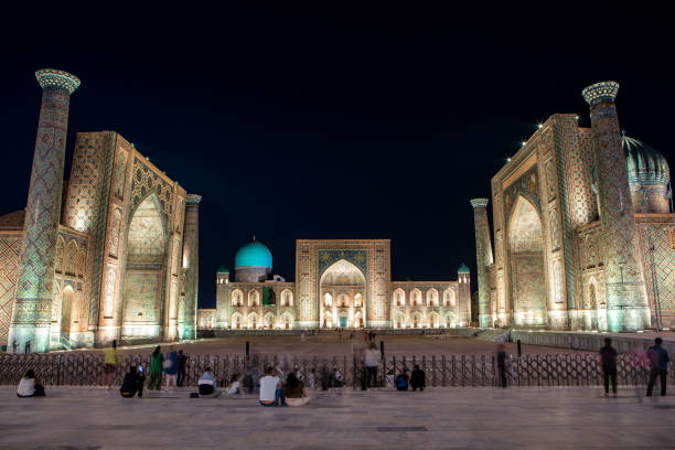 우즈베키스탄 사마르칸트에 있는 레기스탄 광장의 저녁 풍경. ulugh beg madrasah, tilya-kori madrasah 및 sher-dor madrasah. 레기스탄은 중앙 아시아의 인기 있는 관광 명소입니다. - 5576 뉴스 사진 이미지