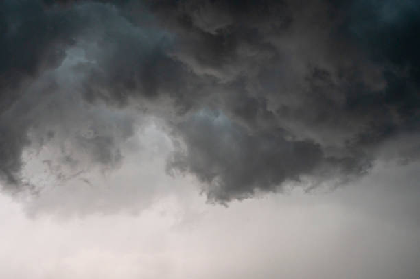 nubes de tormenta en el cielo durante un trueno de verano - arcus cloud fotografías e imágenes de stock