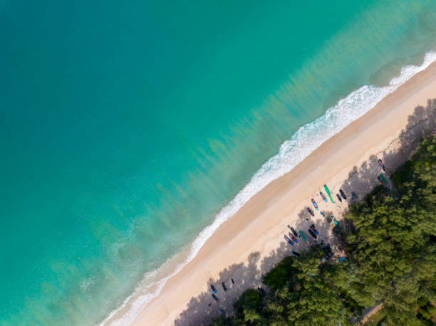 Sea surface aerial view,Bird eye view photo of crashing waves on sandy shore,Beach sea water surface texture,sea sand background,Beautiful nature seascape,Amazing top view beach background vista aérea de la superficie del mar, foto a vista de pájaro de olas rompiendo en la costa arenosa, textura de la superficie del agua de mar de la playa, fondo de arena de mar, hermoso paisaje marino natural, increíble fondo de playa con vista superior