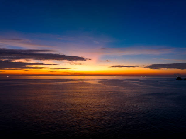Aerial view sunset sky over sea,Nature Light Sunset or sunrise over ocean,Colorful dramatic scenery sky, Amazing clouds and waves in sunset sky beautiful light nature background vista aérea del cielo del atardecer sobre el mar, luz de la naturaleza puesta de sol o amanecer sobre el océano, cielo de paisajes espectaculares y coloridos, nubes y olas increíbles en el cielo del atardecer hermosa luz fondo de naturaleza