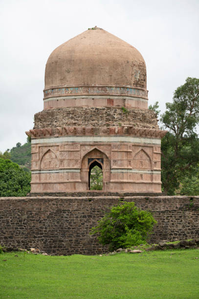 Dai Ki Chhoti Bahan Ka Mahal, a tomb of a lady, octagonal on plan, crowned by a shapely dome built in Red chisseled masonry with four arched openings facing the four cardinal points, located in Mandu, Madhya Pradesh, India dai ki chhoti bahan ka mahal, una tumba de una dama, octogonal en planta, coronada por una cúpula bien formada construida en mampostería cincelada roja con cuatro aberturas arqueadas frente a los cuatro puntos cardinales, ubicada en mandu, madhya pradesh