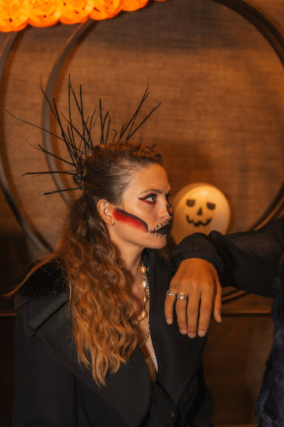 ディスコナイトクラブで友人とハロウィーンパーティー、顔を化粧して描いた女性のポートレート - music festival halloween vampire women ストックフォトと画像