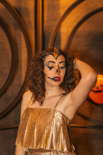 ディスコナイトクラブで友達とハロウィーンパーティー、素敵な化粧をしたビンテージ衣装を着た女性のポートレート - music festival halloween vampire women ストックフォトと画像