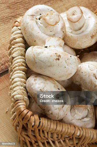 Foto de Cesta Com Champignons e mais fotos de stock de Branco - Branco, Cesto, Cogumelo Comestível