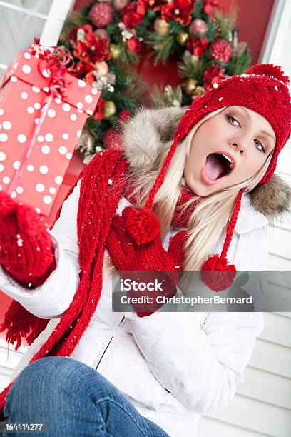 Weihnachtenschockierte Frau Holding Geschenk Außerhalb Stockfoto und mehr Bilder von 20-24 Jahre