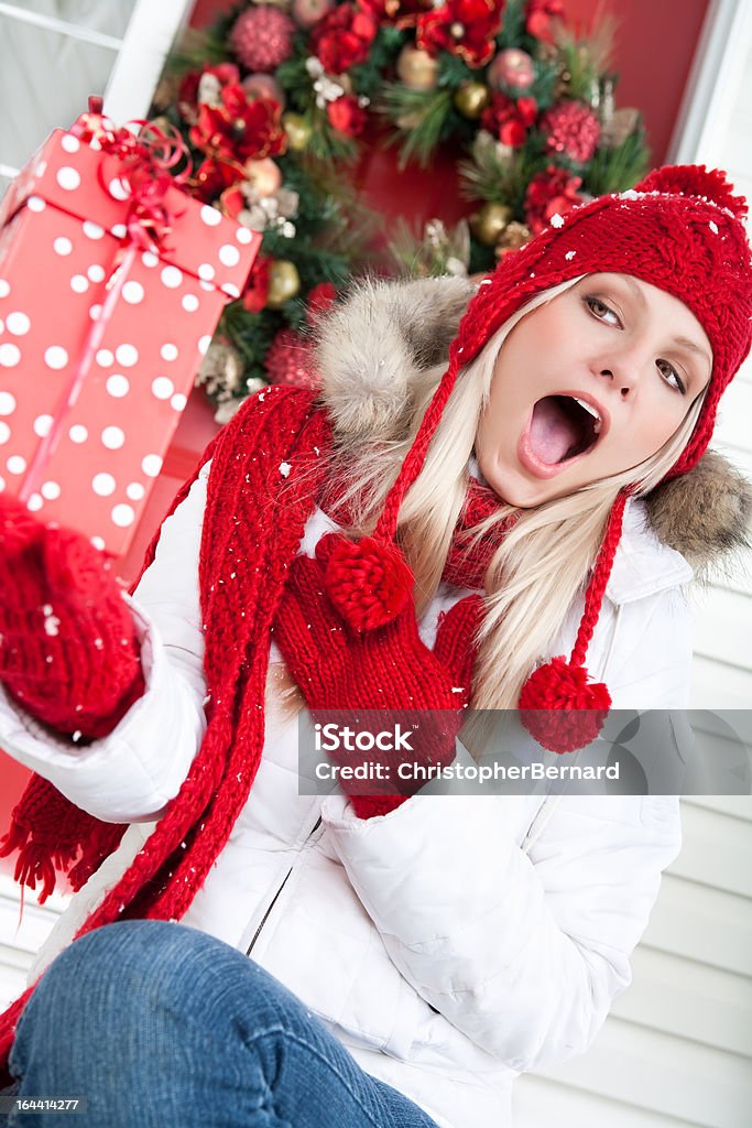 Natal-espantado mulher segurando presente no exterior - Royalty-free 20-24 Anos Foto de stock