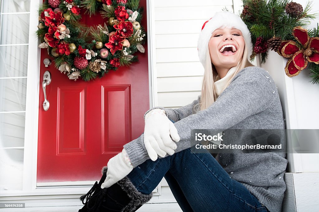 Natal-mulher sorridente, sentado no lado de fora de sua varanda - Foto de stock de 20-24 Anos royalty-free