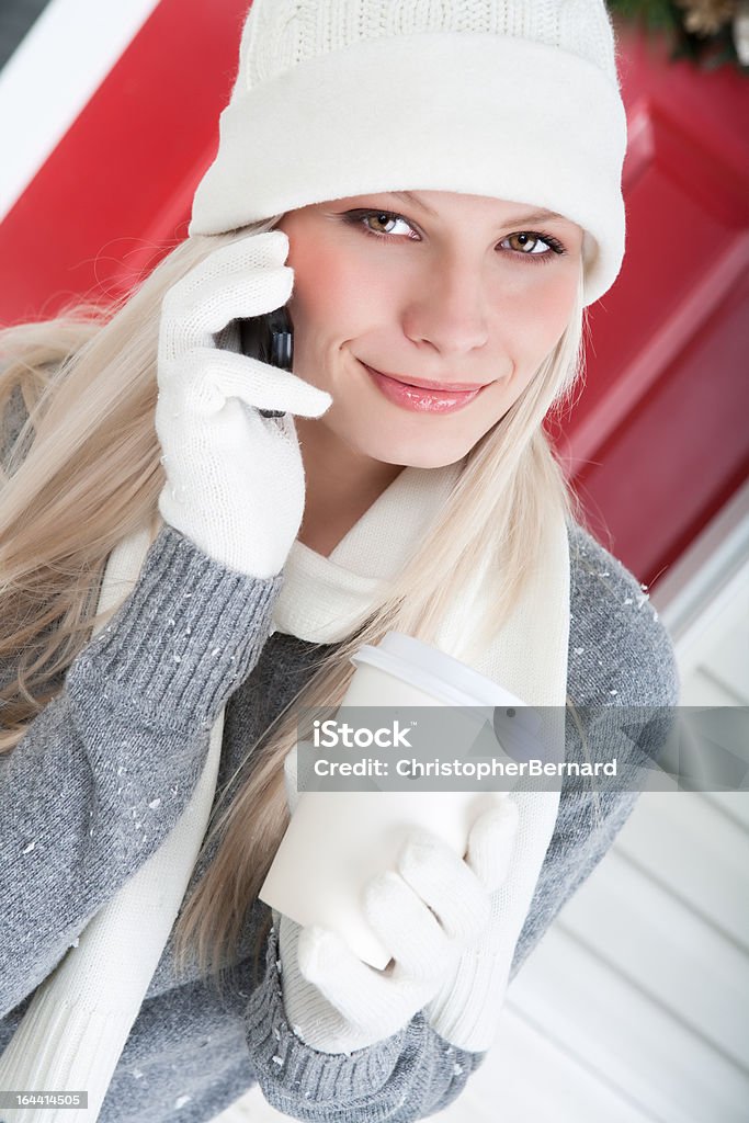 Hiver-femme souriant talking sur téléphone portable en plein air - Photo de 20-24 ans libre de droits