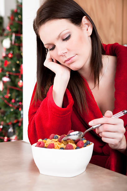 petit déjeuner de noël - placard holding celebration women photos et images de collection