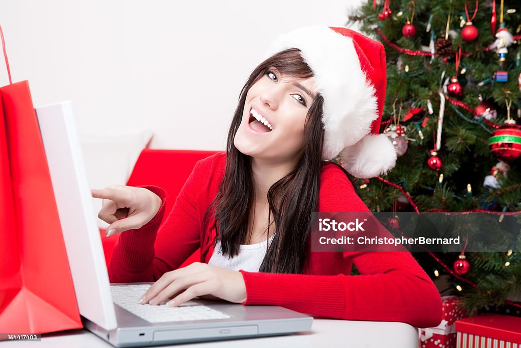 Christmas-sonriente mujer usando computadora portátil - Foto de stock de 18-19 años libre de derechos