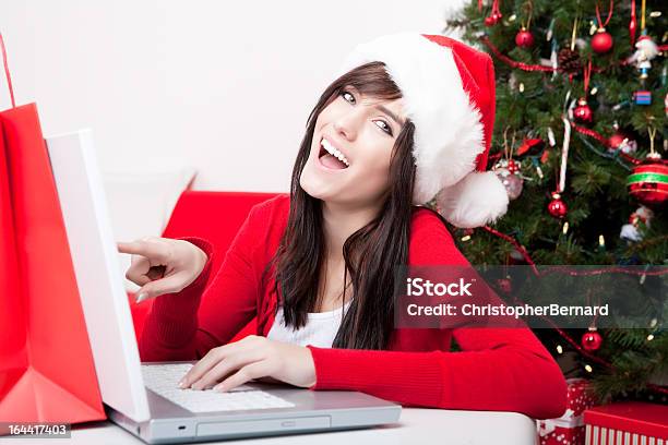 Christmassonriente Mujer Usando Computadora Portátil Foto de stock y más banco de imágenes de 18-19 años