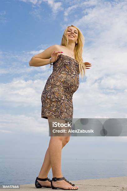 Mamma In Attesa Di Un Sorridente E Guardando La Telecamera - Fotografie stock e altre immagini di 20-24 anni