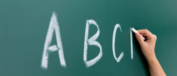 alfabeto scritto a mano abcd alla lavagna - child alphabetical order writing alphabet foto e immagini stock
