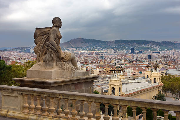 vue de barcelone depuis le musée national d'art de catalogne - mnac photos et images de collection