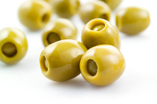recheado de oliveiras em branco - olive green olive stuffed food imagens e fotografias de stock