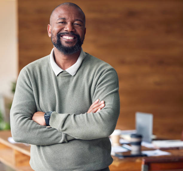 Business, confidence and portrait black man with smile in office, startup ceo or owner at hr company. Happiness, project management and happy, confident professional businessman at recruitment agency hombre negro de negocios, confianza y retrato con sonrisa en la oficina, ceo de una startup o propietario de una empresa de recursos humanos. felicidad, gestión de proyectos y hombre de negocios profesional feliz y seguro en la agencia de contratación