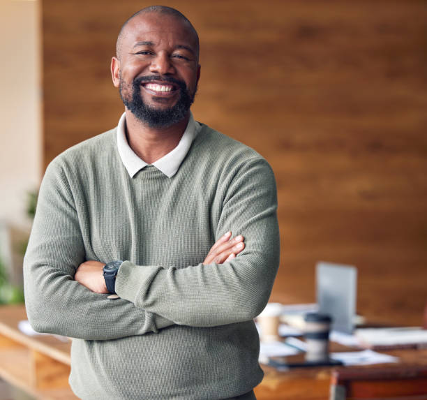 사무실에서 미소를 짓고 있는 흑인 남성, hr 회사의 스타트업 ceo 또는 소유주. 채용 대행사의 행복, 프로젝트 관리 및 행복하고 자신감 있는 전문 사업가 - attractive man 이미지 뉴스 사진 이미지