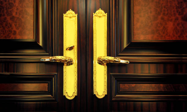 luxustür mit goldenem griff geschlossen - door symmetry wood hotel stock-fotos und bilder