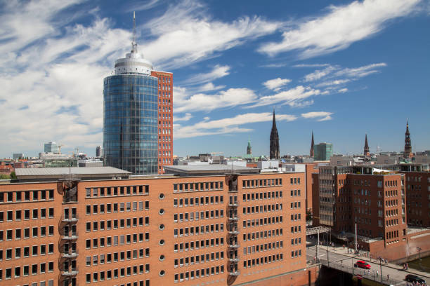 vista dei nuovi edifici per uffici nella speicherstadt, sullo sfondo dell'htc, hanse trade tower, amburgo, germania - htc corporation foto e immagini stock