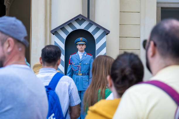 プラハ城の警備員の写真を撮る観光客 - tourist photographing armed forces military ストックフォトと画像