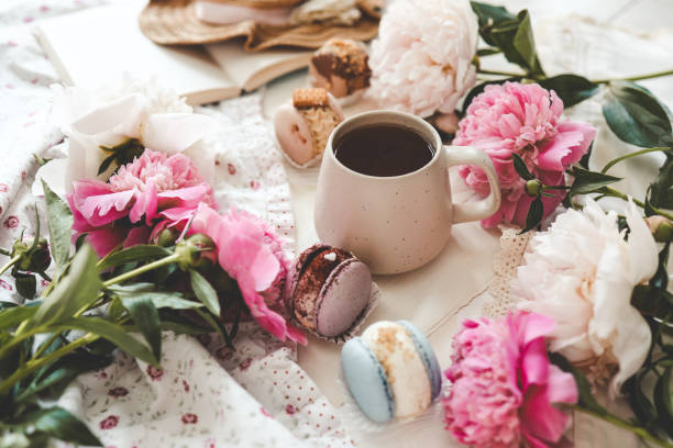 お茶、マカロン、牡丹、平らな上面図。おはようコンセプト - love flower single flower letter ストックフォトと画像