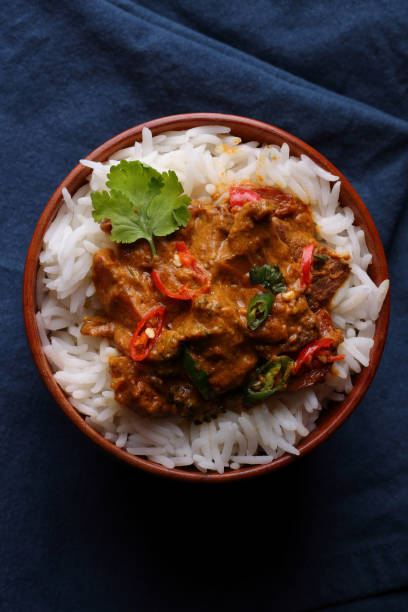 caril de carne em uma cama de arroz basmati - beef bowl curry dish curry sauces - fotografias e filmes do acervo