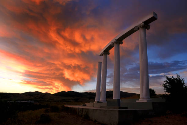 университет штата айдахо isu ред-хилл на восходе солнца облака в небе - pocatello стоковые фото и изображения