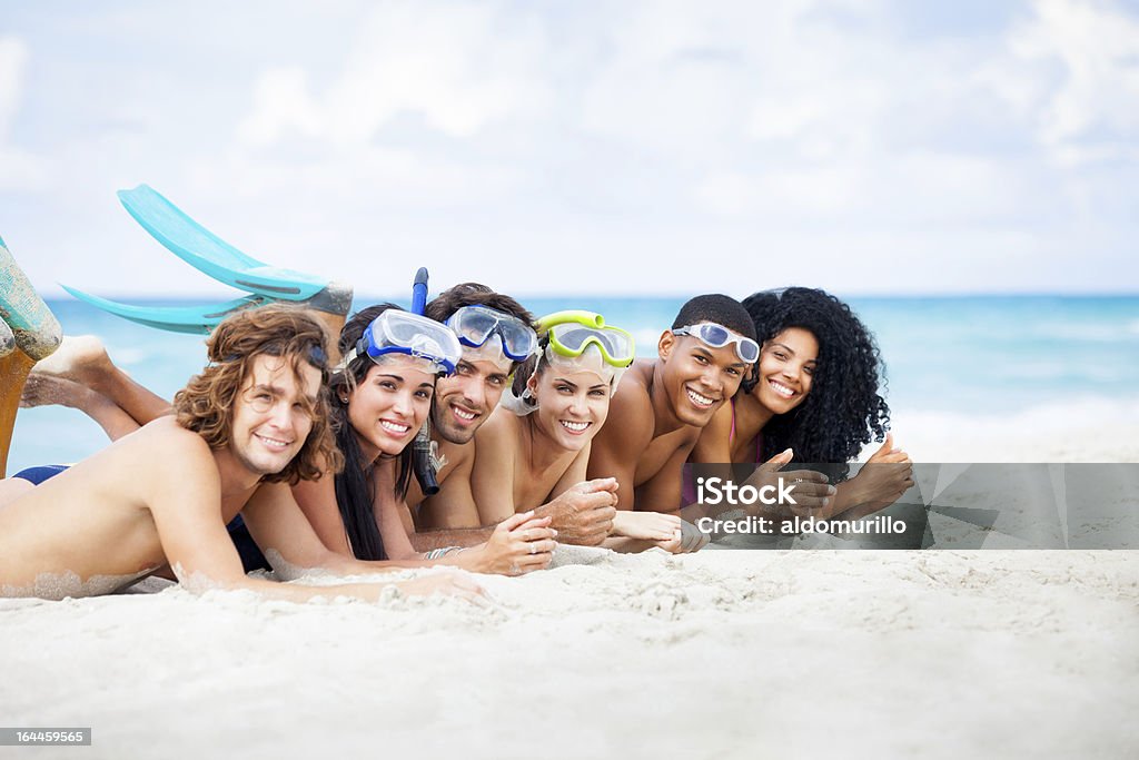 Felices amigos en la playa listo para practicar buceo con esnórquel - Foto de stock de Amistad libre de derechos